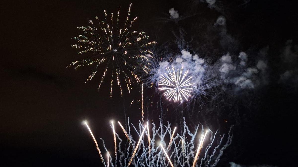 Un momento del espectáculo de los fuegos artificiales en esta edición de las fiestas de Corvera.