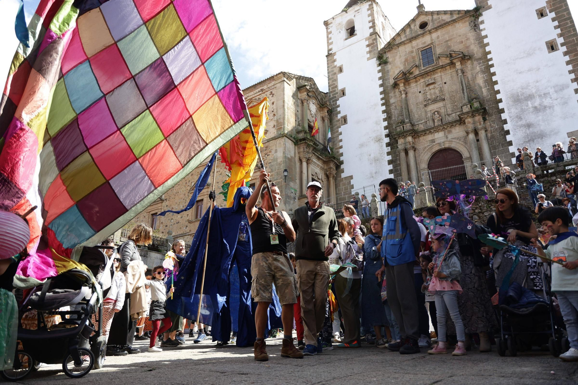 Las imágenes de este domingo de Womad en Cáceres: el pasacalles pone el broche final