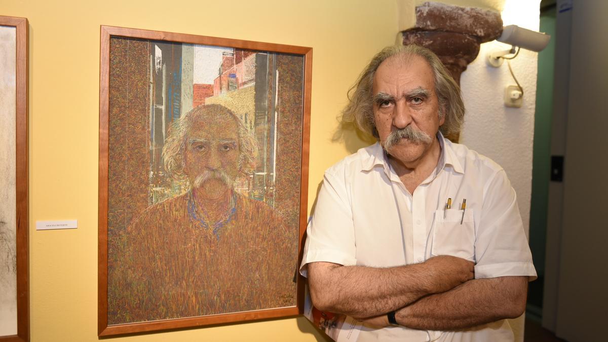 Vicente Martínez Gadea posa junto a un autorretrato.