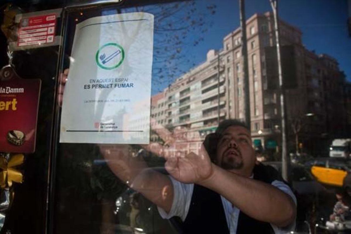 Retirada del cartell de permès fumar en una cerveseria. El Gremi de Restauració de Barcelona també suggereix treure els cendrers dels locals.