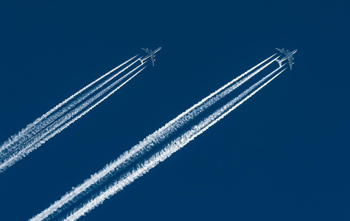 Dos aviones dejando estelas de condensación