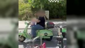 Detenido en Barcelona un hombre que iba en moto con un niño, los dos sin casco, usando un móvil y dejando conducir al menor