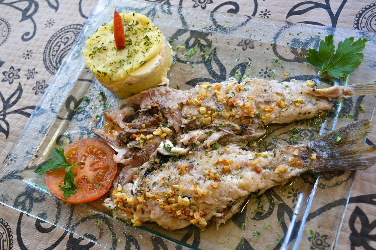 Pescado a la plancha con puré de patata y verduras.