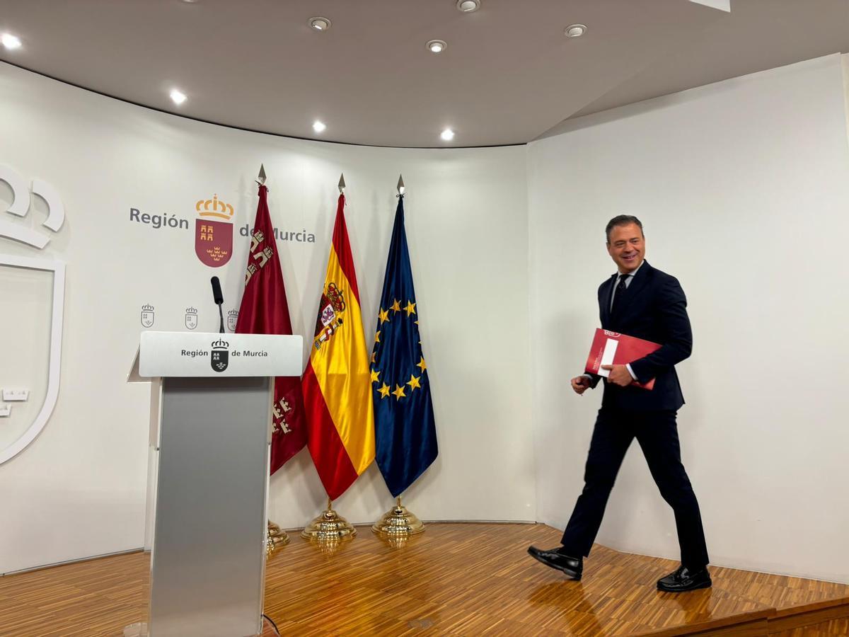 Marcos Ortuño, portavoz del Gobierno, llegando este jueves a la rueda de prensa posterior al Consejo de Gobierno.