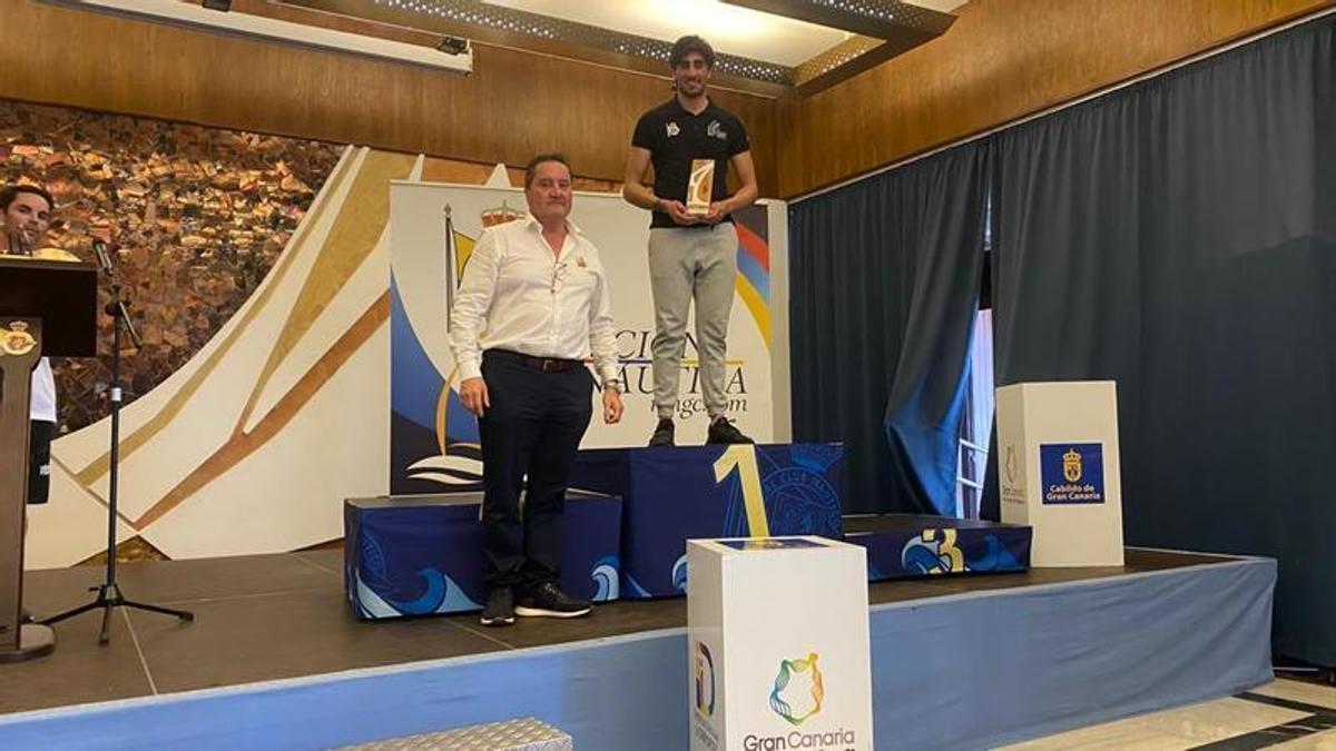 Samu Beneyto, posa con su trofeo de campeón de Canarias de ILCA7