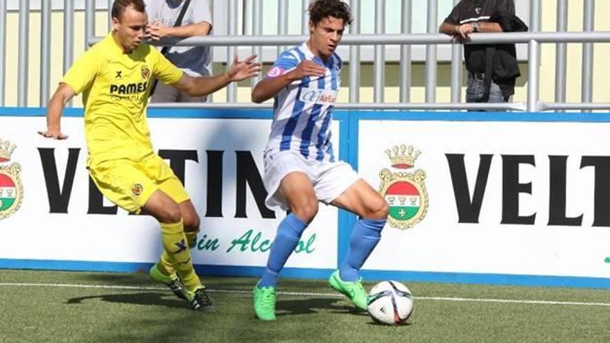 El central Pablo Iñiguez, que presiona a un futbolista local, fue el autor del gol del empate amarillo en Son Malferit.