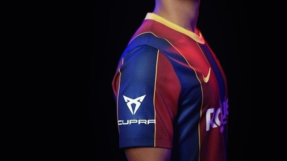 La camiseta del FC Barcelona con el nombre de Cupra en una manga