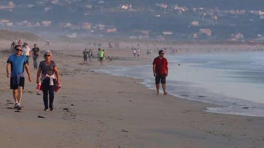 La playa grovense de A Lanzada dejó imágenes de gente tumbada en la arena, paseando y en el agua. // Muñiz
