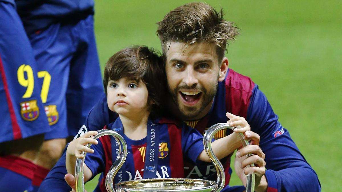 Piqué celebra la última Champions del Barça con uno de sus hijos