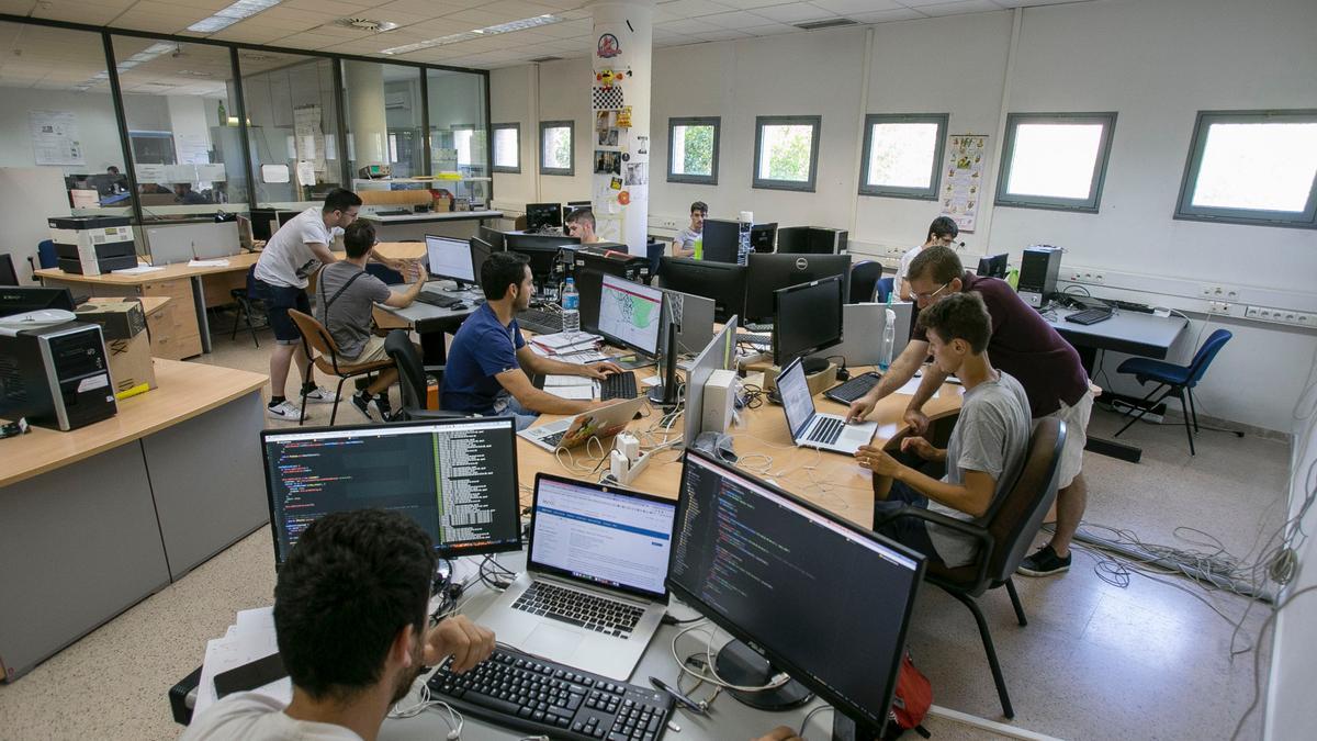 Alumnos en un aula de informática de la universidad.