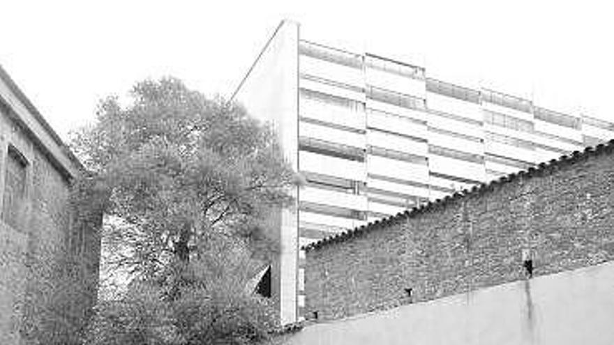 El edificio del museo desde el cementerio de peregrinos de la catedral de Oviedo. En el recuadro, el concejal José Suárez Arias-Cachero.