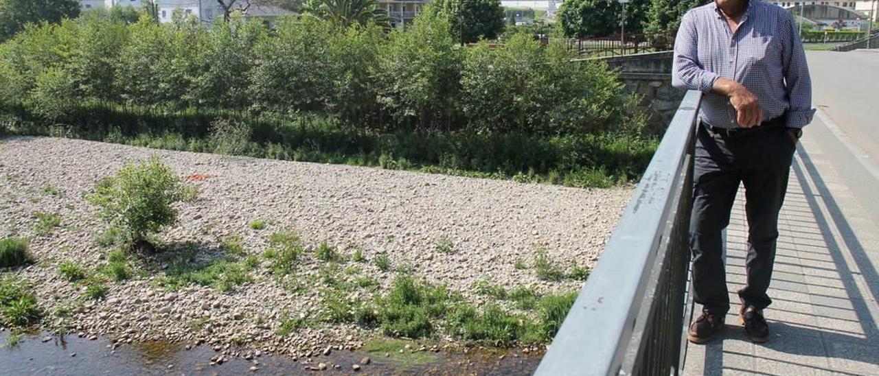 Ginés Armando González, en el puente que pasa sobre el río Esva en Trevías.