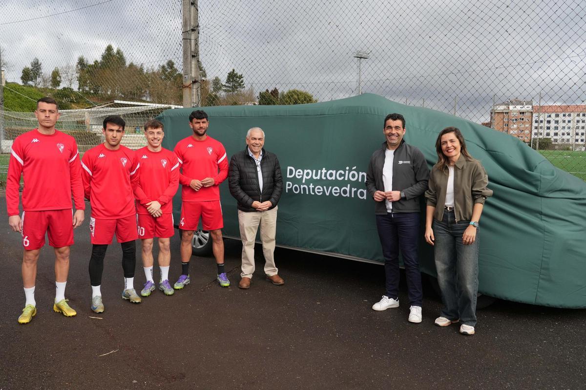 Capitanes y presidente del Arosa junto a Luis López y Xisela Aranda.