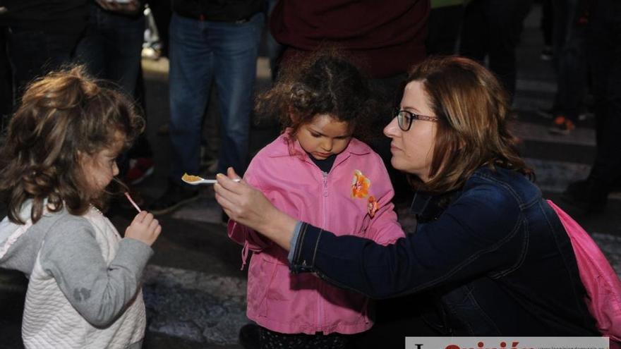 La noche de protesta de los agricultores se pasa con migas