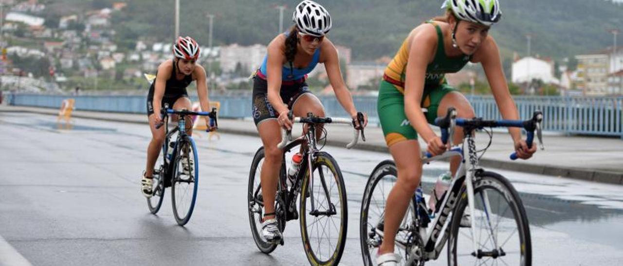 Varias triatletas completan el tramo de bicicleta del Cidade de Pontevedra en 2021.