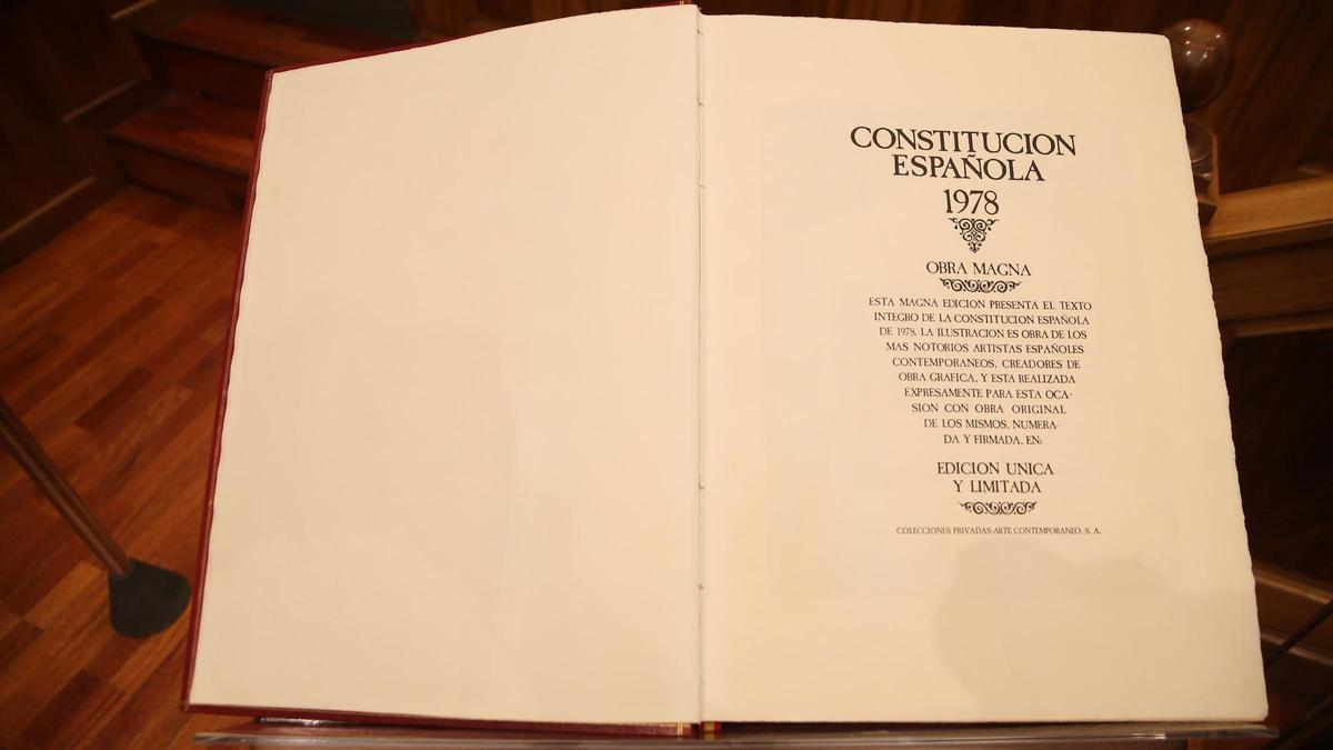 Un ejemplar de la Constitución Española, en el salón de plenos de las Cortes de Castilla-La Mancha.