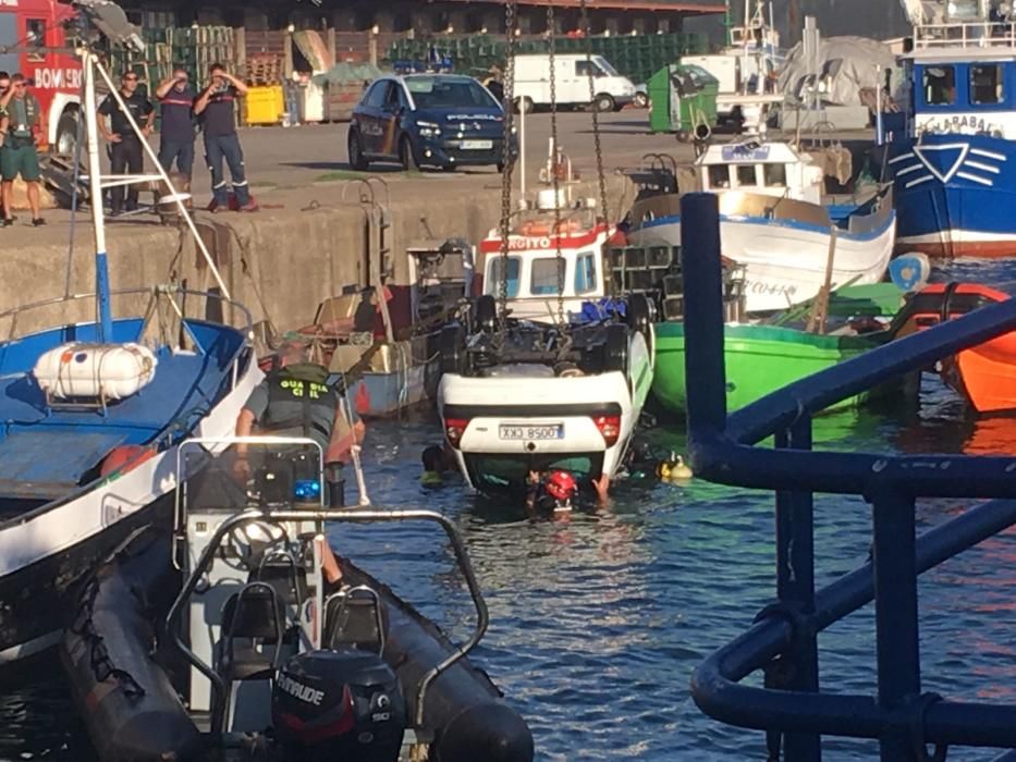 Operativo de rescate en El Musel para recuperar el cadáver de un hombre que cayó al mar con su coche.