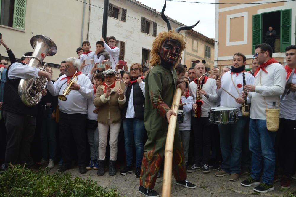 Sant Antoni 2019: Ball de rompuda de creu de Matagalls ante la iglesia de Capdepera