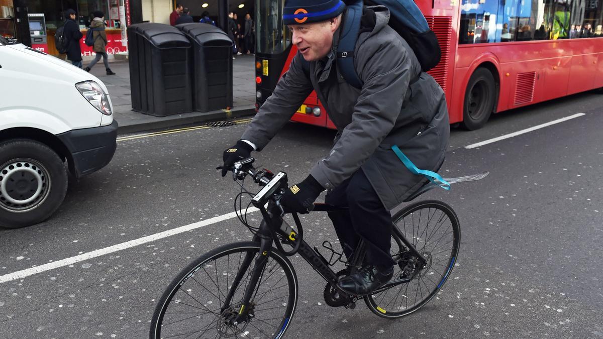 Boris Johnson en bicicleta en una imagen de archivo.