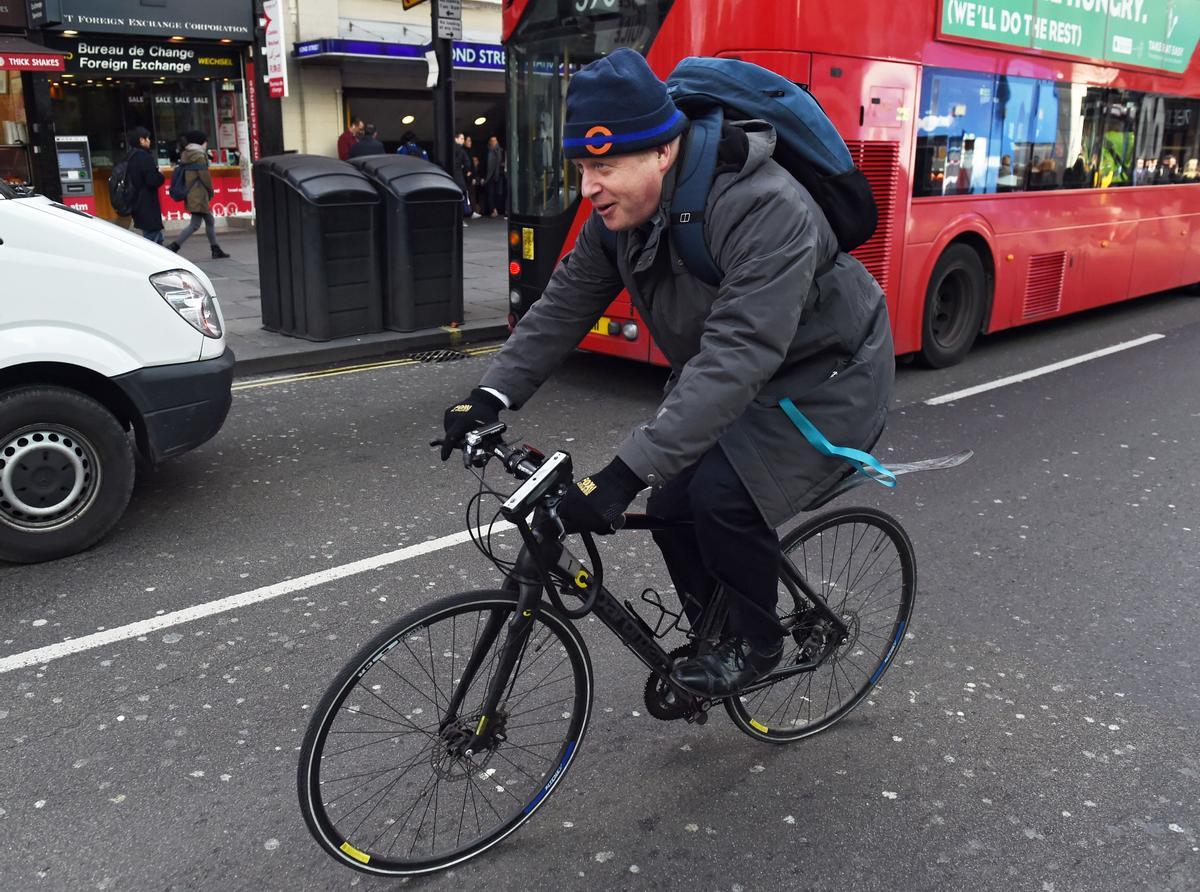 Crítiques a Johnson per sortir en bicicleta en ple confinament