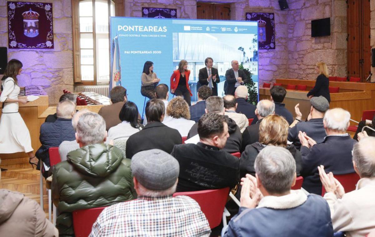 La alcaldesa Nava Castro, con la edil de Urbanismo Silvia F. Táboas , el diputado Tourís y el conselleiro Miguel Corgos, ayer. | ANXO GUTIÉRREZ