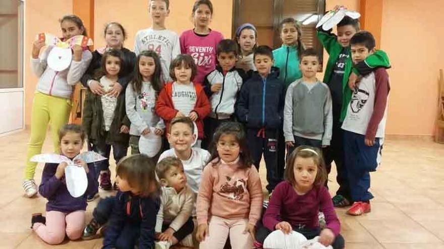 Grupo de niños de San Pedro de la Viña participantes en el taller de huevos de Pascua.