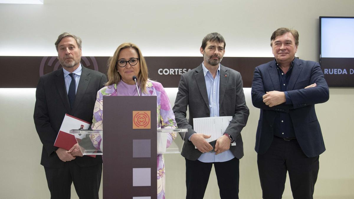 José Luis Soro, Mayte Pérez, Álvaro Sanz y Tomás Guitarte, en la rueda de prensa en las Cortes.