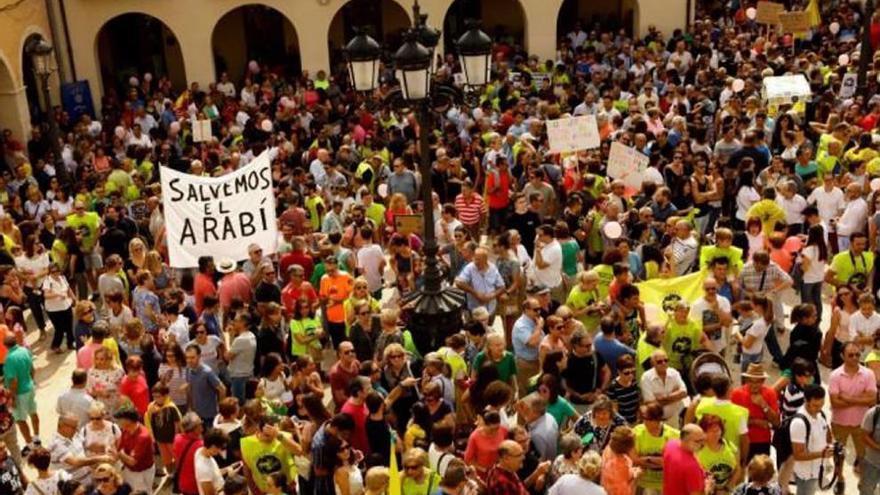 La manifestación vecinal del domingo contra las granjas reunió a varios miles de personas.