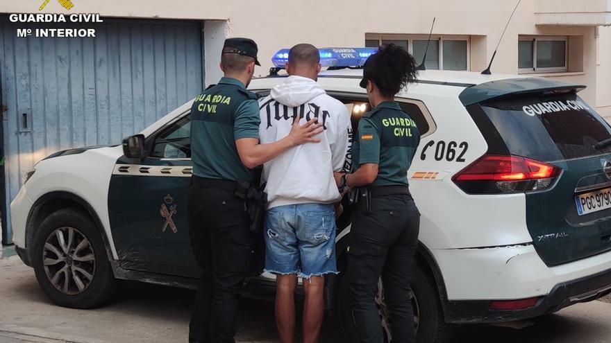 Uno de los detenidos, en el interior del cuartel de El Verger