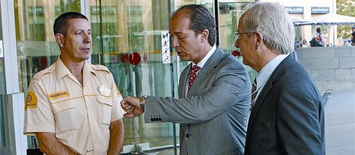 El exgerente del Hospital de Sant Pau Jordi Varela (derecha) entra en la Ciutat de la Justícia para prestar declaración, ayer.