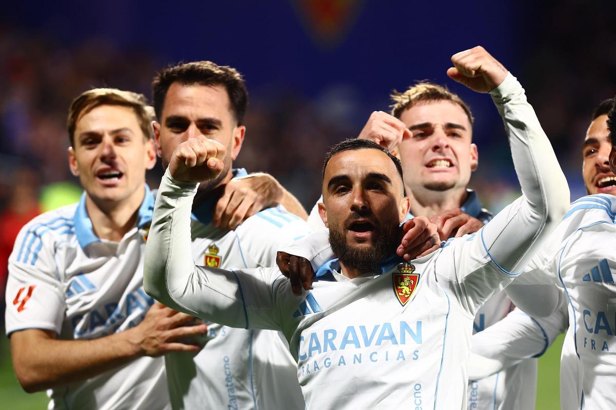 Dani Gómez, a la izquierda en la piña de jugadores celebrando el 1-0 del Real Zaragoza al Almería.