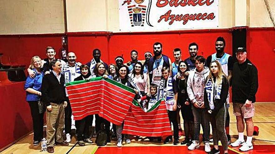 Plantilla, cuerpo técnico, familares y aficionados posan juntos en el Municipal La Paz.