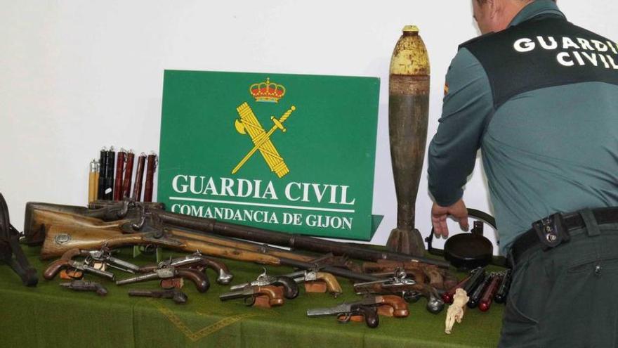 Las armas decomisadas, en las dependencias de la Guardia Civil de Gijón.