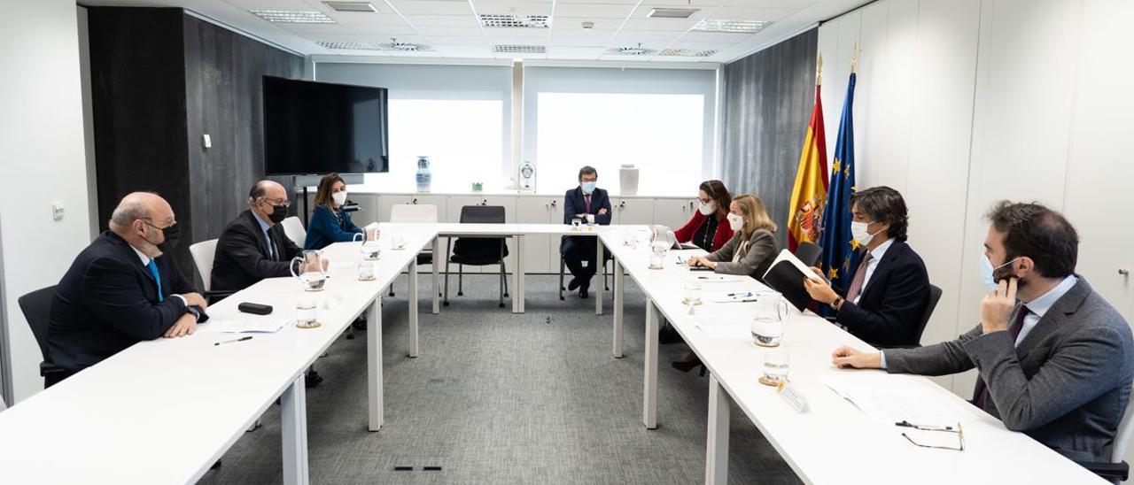 La vicepresidenta Nadia Calviño con los líderes de AEB, CECA y UNACC, el pasado enero.