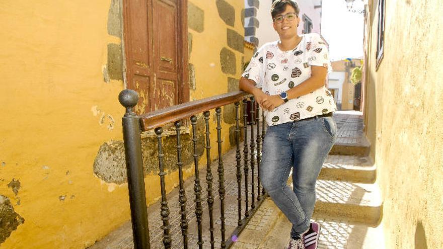 Sara Santana, junto a los escalones del callejón del Reloj del casco histórico de Agüimes.