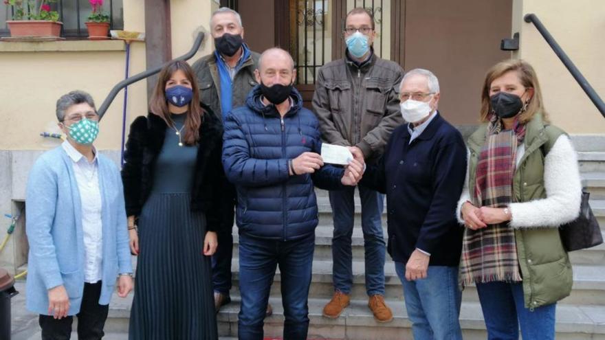 Los taxistas donan 5.400 euros para alimentar a los más necesitados