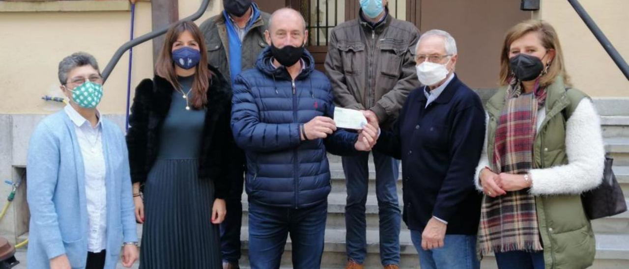 Los taxistas donan 5.400 euros para alimentar a los más necesitados | LNE
