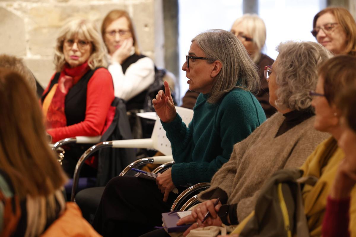 Avilés. Valdecarzana. Reunión del club de lectura Una habitación propia. Reportaje sobre el traslado del club a Valdecarzana por el aumento de participantes