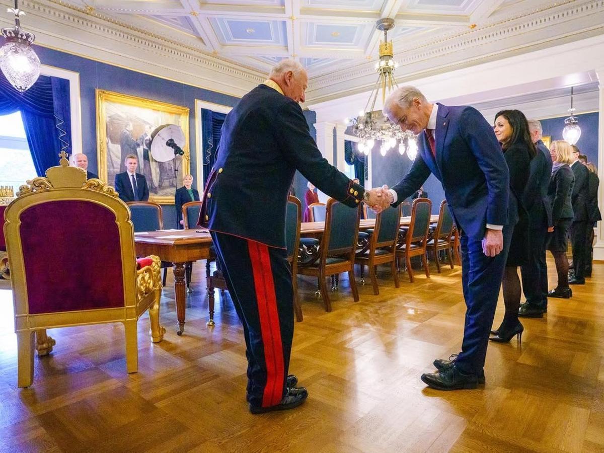 El Rey Harald V junto a Jonas Gahr Store durante su nombramiento como Primer Ministro en 2021