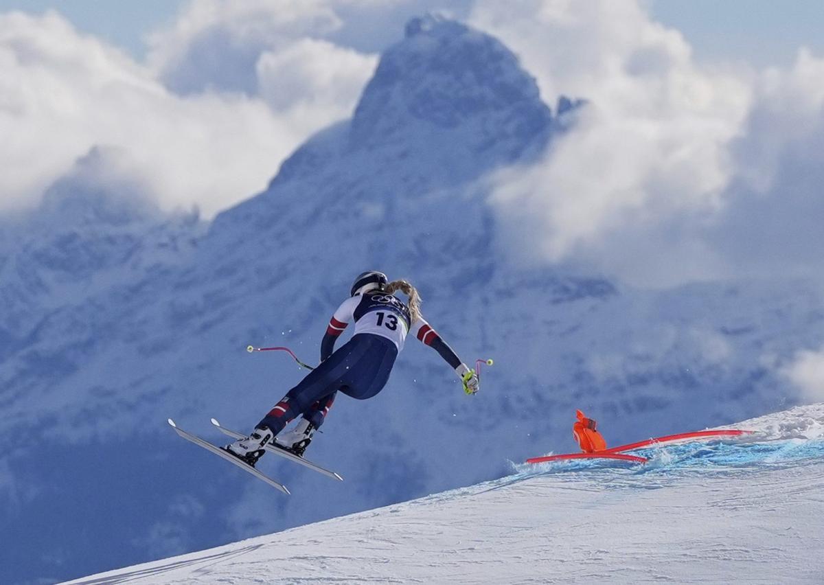 Momento en el que Vonn se engancha en una de las puertas y se desequilibra durante el descenso. | AP