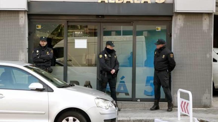 La Policía ayer en la puerta de una de las clínicas Vitaldent de Madrid.