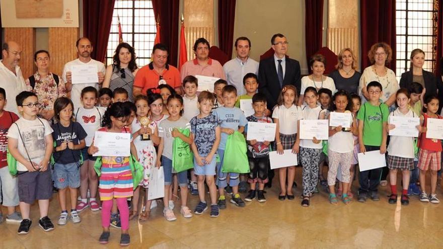 El alcalde de Murcia, José Ballesta, y la concejala de Derechos Sociales, Conchita Ruiz, entregaron ayer los premios de dibujo.