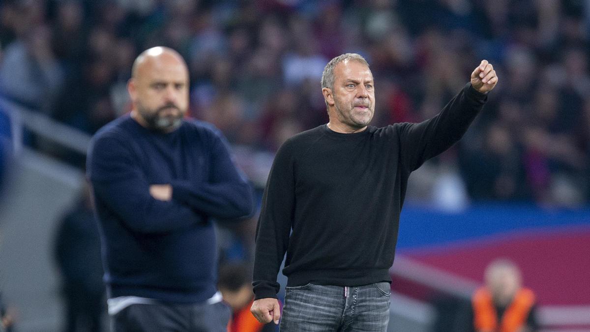 Flick hace indicaciones a sus jugadores durante el derbi