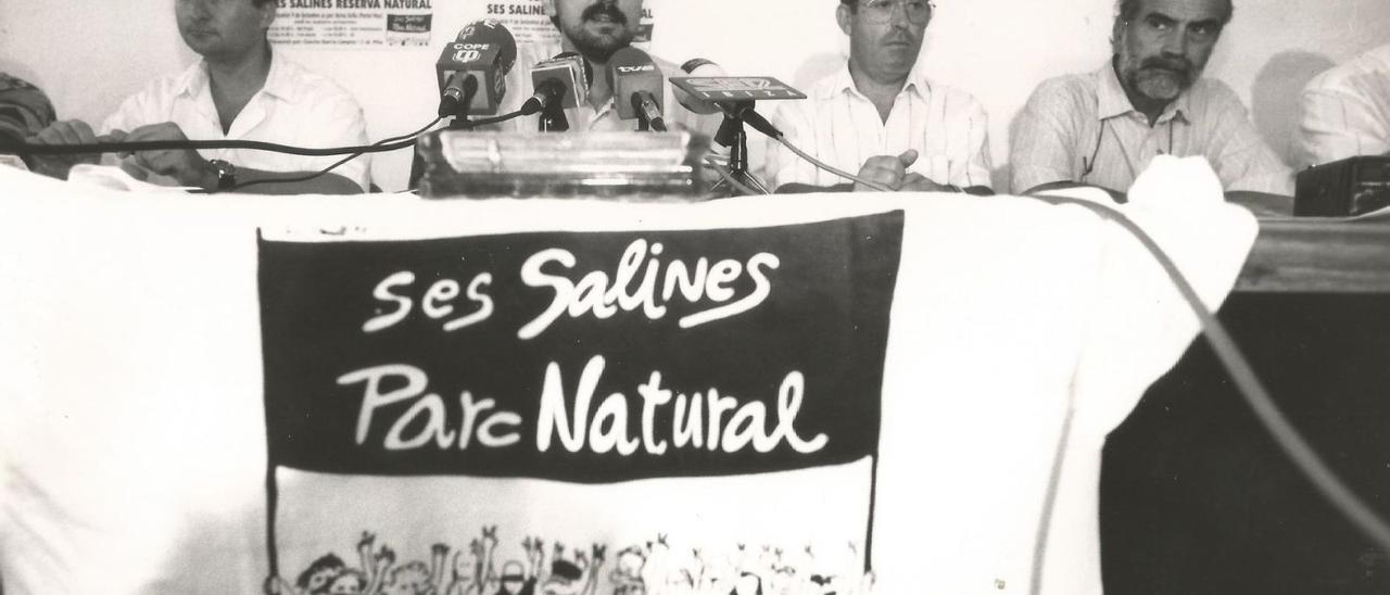 Marià Marí (GEN), en el centro, y a la derecha Marià Serra (IEE) y Cristòfol Guerau d’Arellano, en una rueda de prensa en 1990. | JUAN A. RIERA