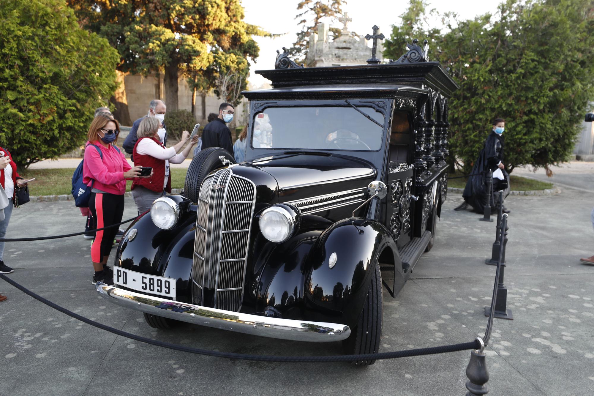 Los habitantes más ilustres del cementerio de Pereiró muestran sus 'aposentos'