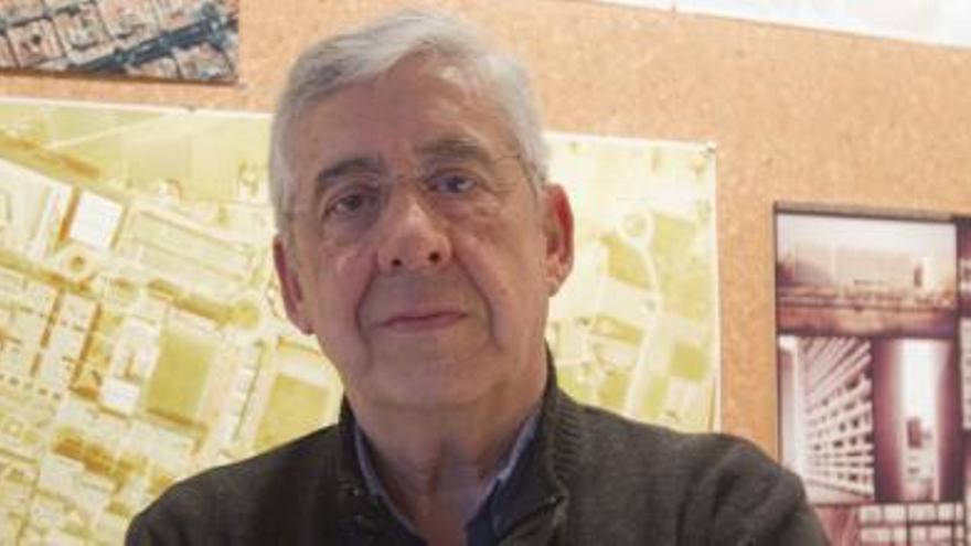 Joaquín Monfort, en su despacho de arquitectura en Valencia.