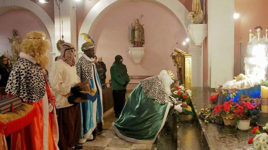 Los Reyes Magos entregan sus ofrendas al Niño Jesús, ayer, en la iglesia de La Carrera.