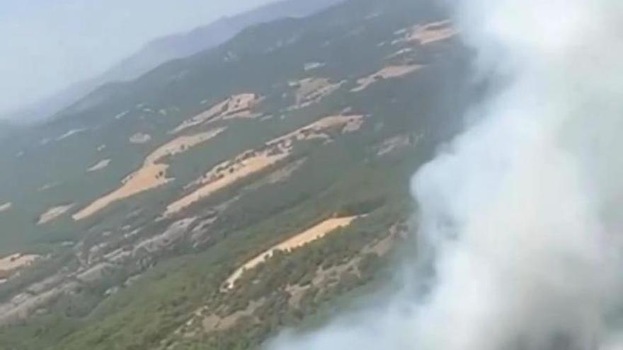 El foc de Lladurs des de l'helicòpter dels Bombers