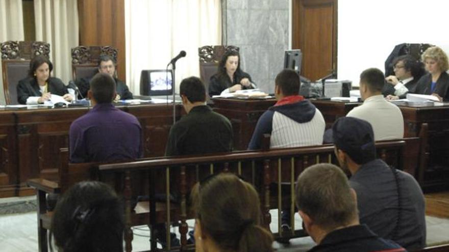 Los cuatro jóvenes acusados, ayer durante el juicio. i ANDRÉS CRUZ