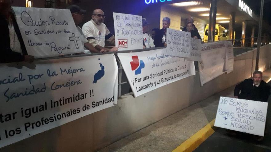 Pancartas y asistentes a la concentración, hoy, junto a Urgencias del Hospital Doctor José Molina Orosa, en Arrecife.